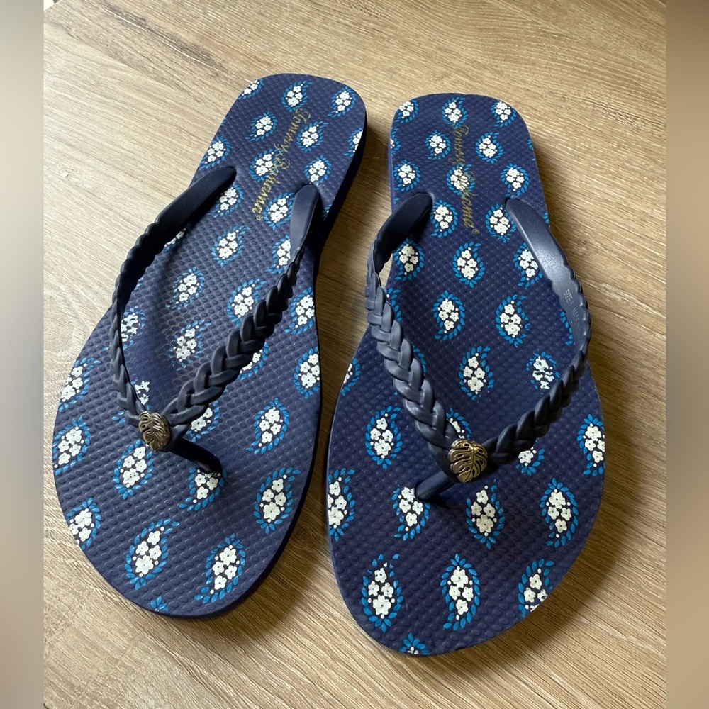 Tommy Bahama barely used women’s flip flops.  Braided straps, silver leaf. Sz 8.